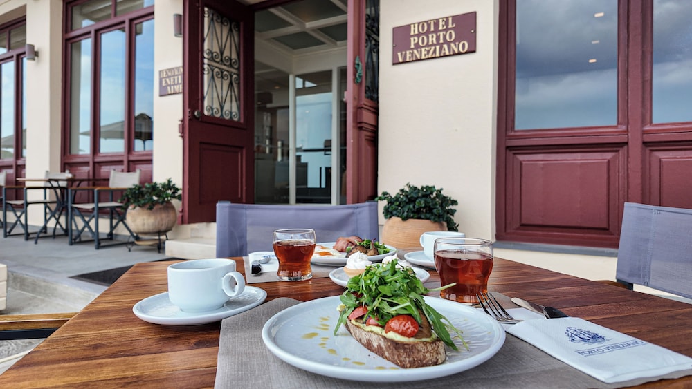 Porto Veneziano Hotel — Restaurant & bars in Chania