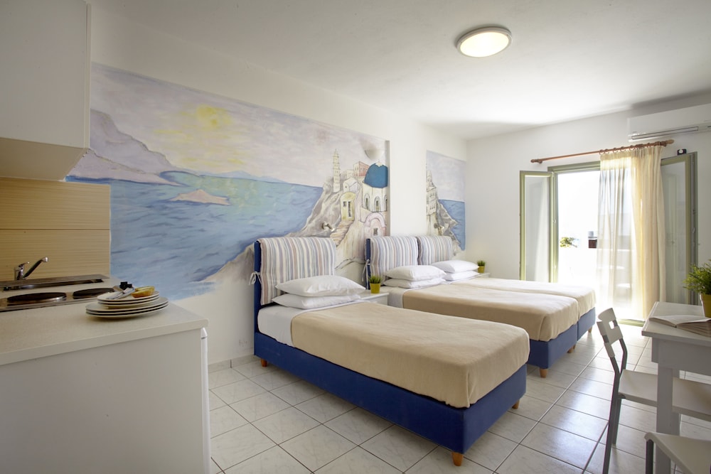 Studios Marios — Hotel rooms in Kamari, South Aegean