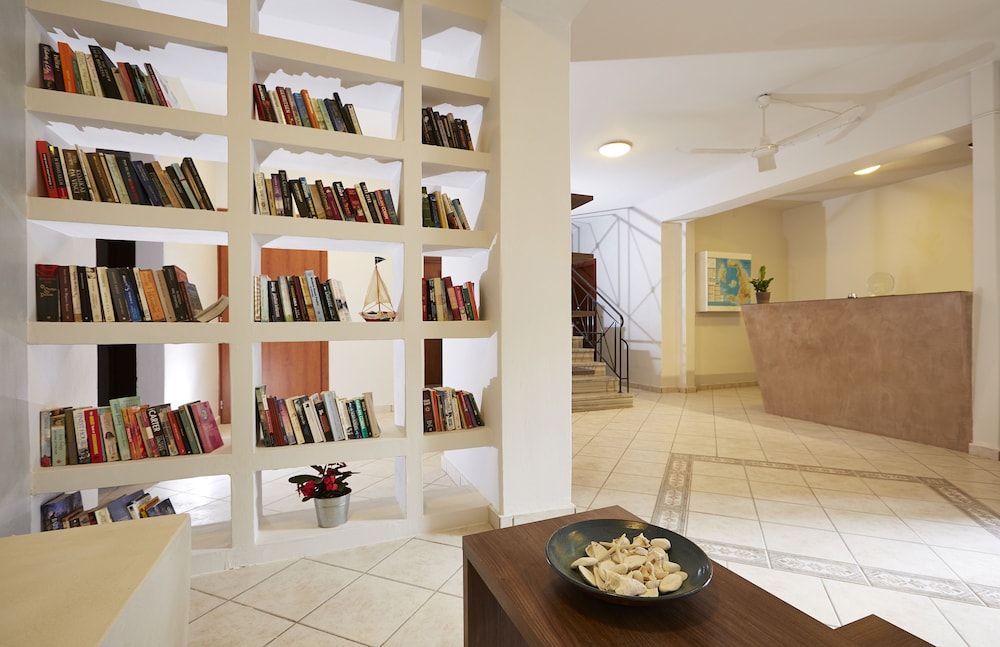 Studios Marios — Hotel building in Kamari, South Aegean