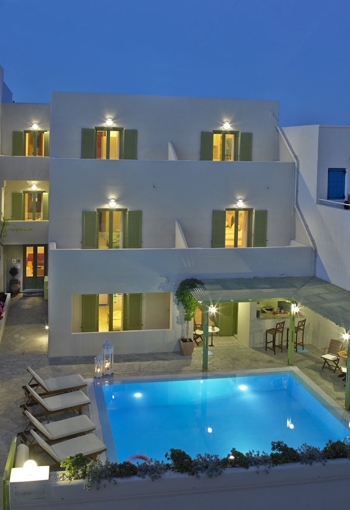 Studios Marios — Hotel building in Kamari, South Aegean