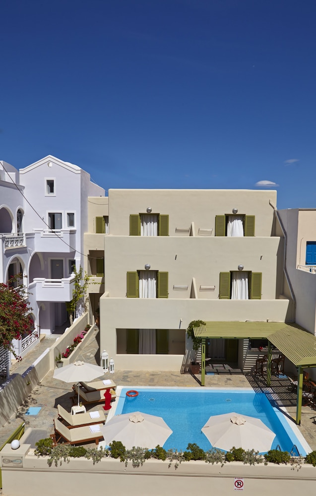 Studios Marios — Hotel building in Kamari, South Aegean