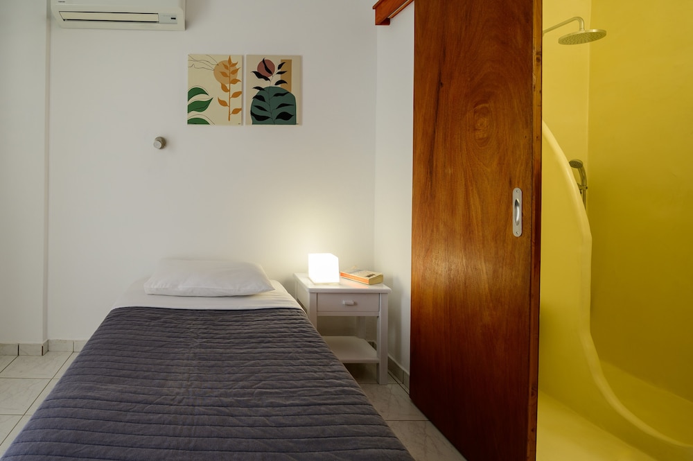 Studios Marios — Hotel rooms in Kamari, South Aegean