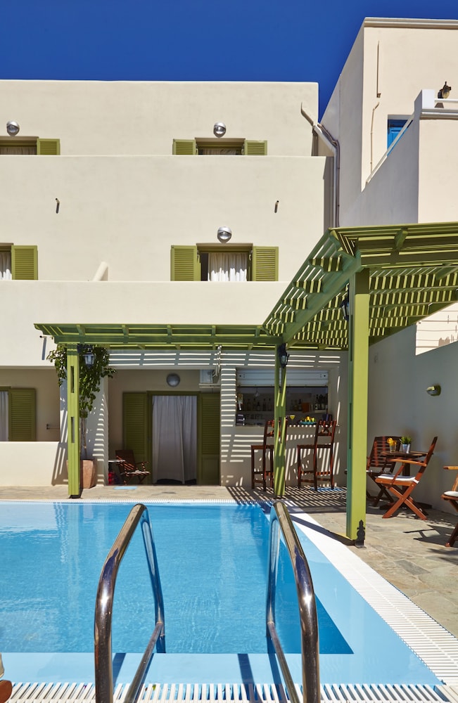 Studios Marios — Swimming pool in Kamari, South Aegean
