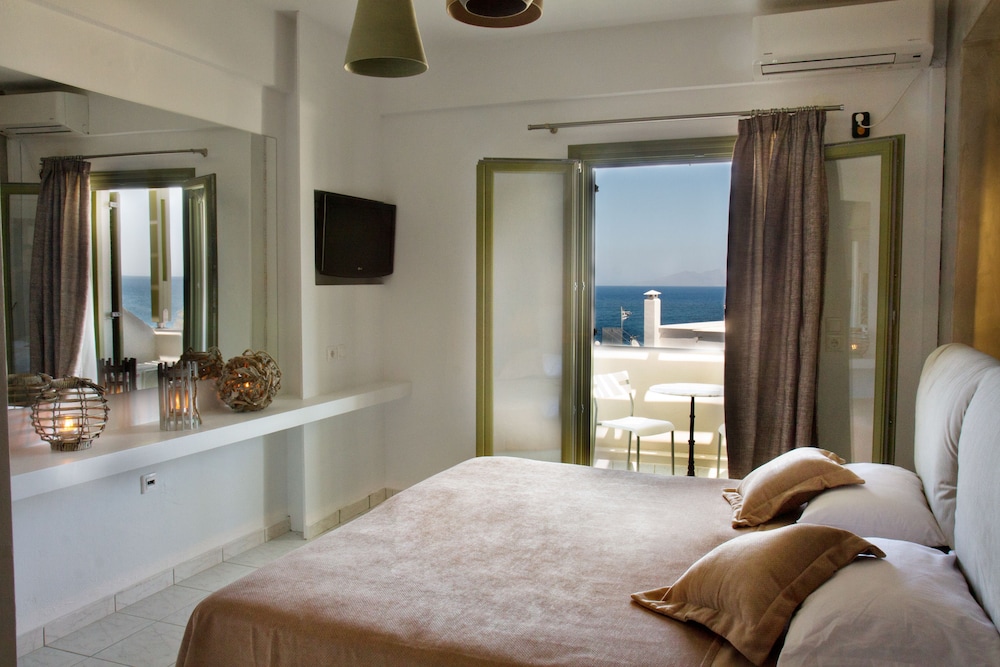 Studios Marios — Hotel rooms in Kamari, South Aegean