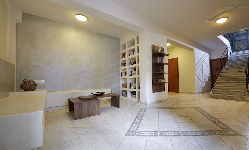 Studios Marios — Hotel building in Kamari, South Aegean