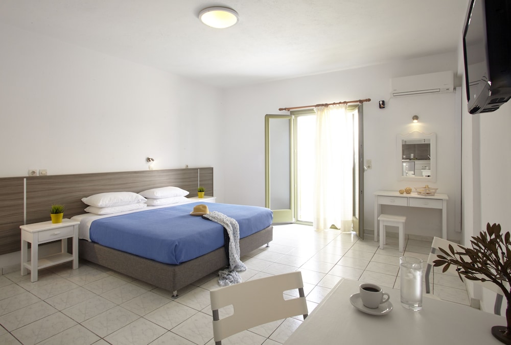 Studios Marios — Hotel rooms in Kamari, South Aegean
