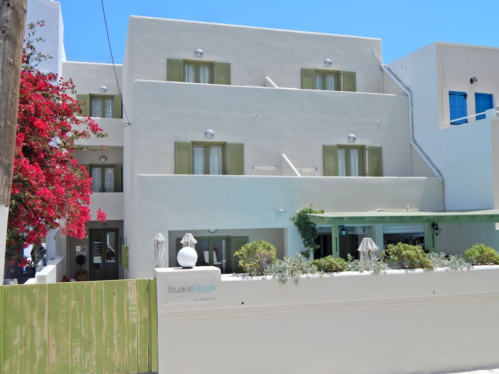 Studios Marios — Hotel building in Kamari, South Aegean