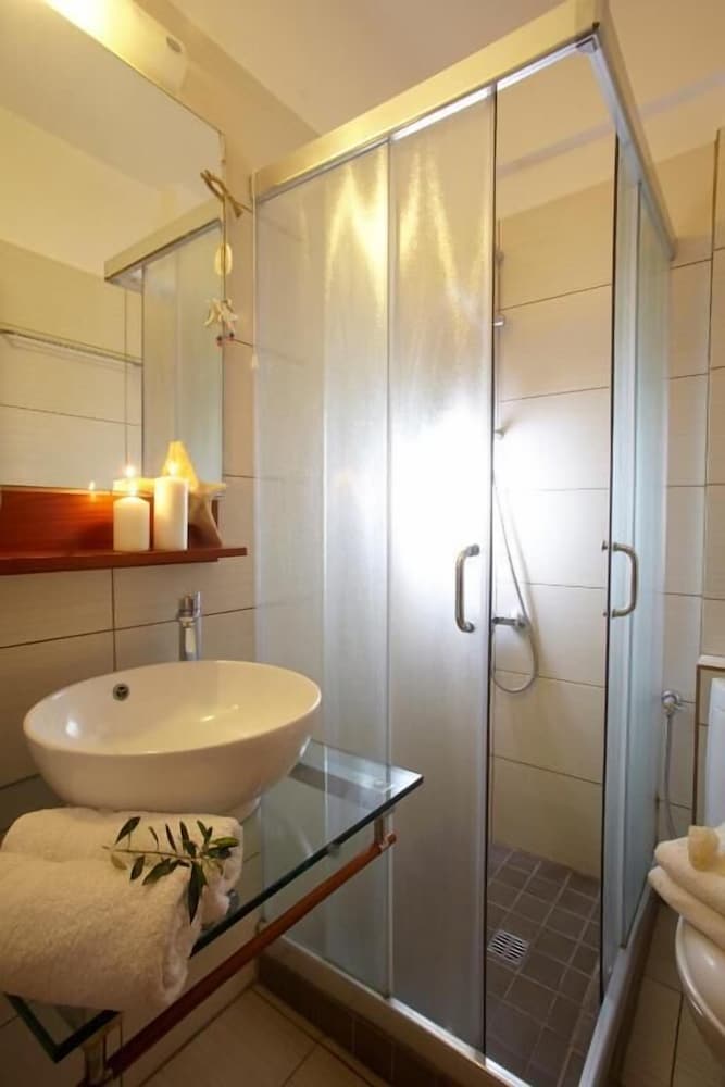Studios Marios — Hotel rooms in Kamari, South Aegean
