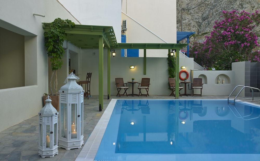 Studios Marios — Swimming pool in Kamari, South Aegean