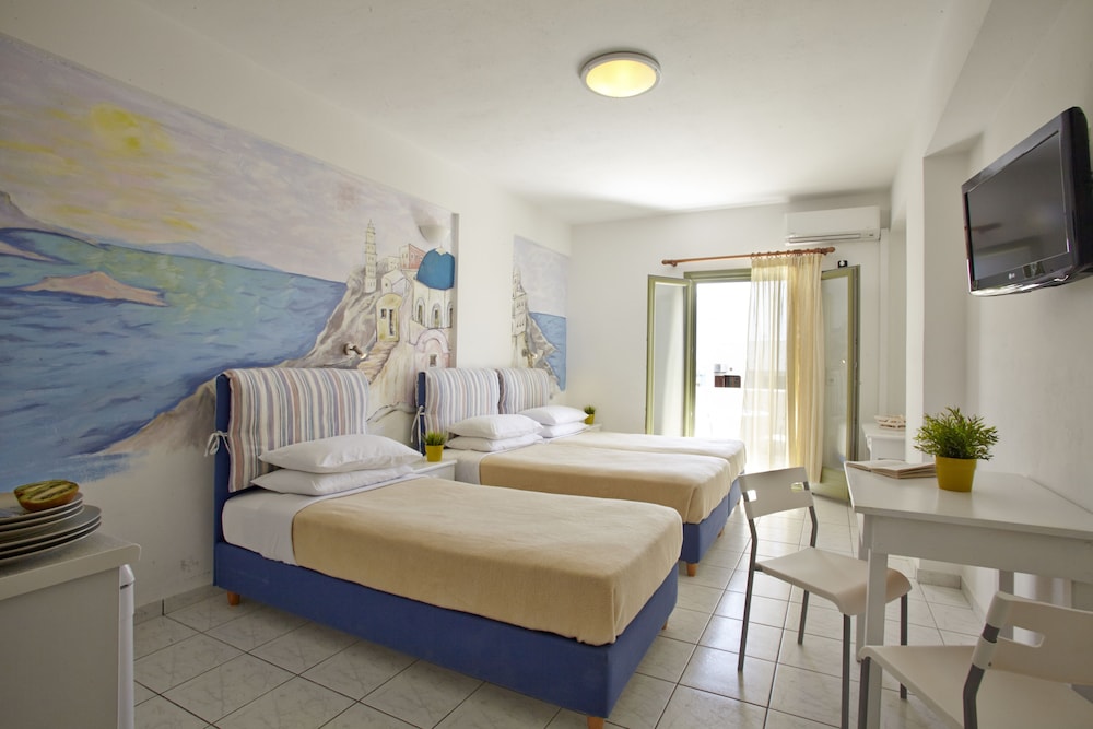 Studios Marios — Hotel rooms in Kamari, South Aegean