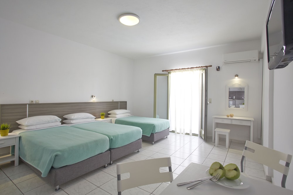 Studios Marios — Hotel rooms in Kamari, South Aegean