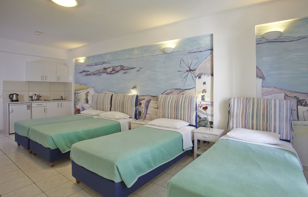 Studios Marios — Hotel rooms in Kamari, South Aegean