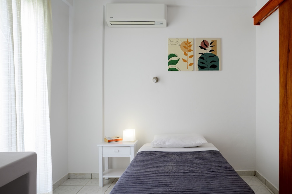 Studios Marios — Hotel rooms in Kamari, South Aegean