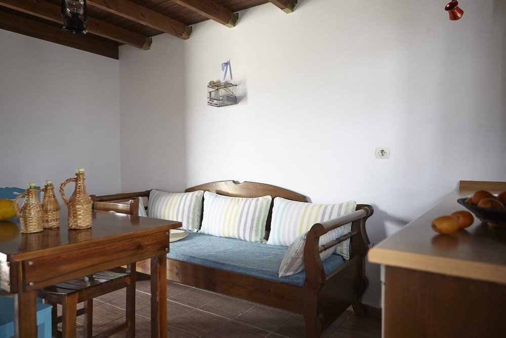 Anna Traditional Apartments — Hotel rooms in Kamari, South Aegean