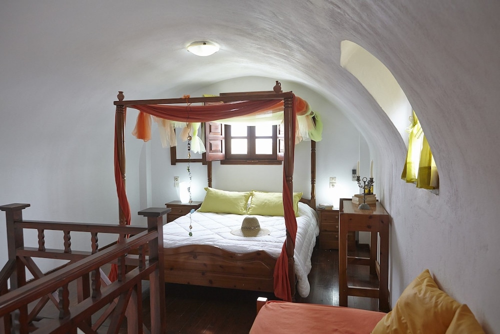 Anna Traditional Apartments — Hotel rooms in Kamari, South Aegean