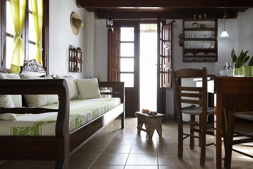 Anna Traditional Apartments — Hotel rooms in Kamari, South Aegean