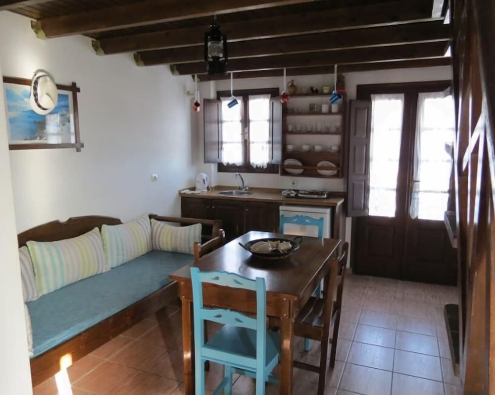 Anna Traditional Apartments — Hotel rooms in Kamari, South Aegean