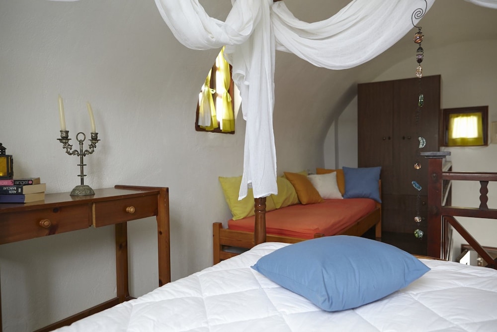 Anna Traditional Apartments — Hotel rooms in Kamari, South Aegean