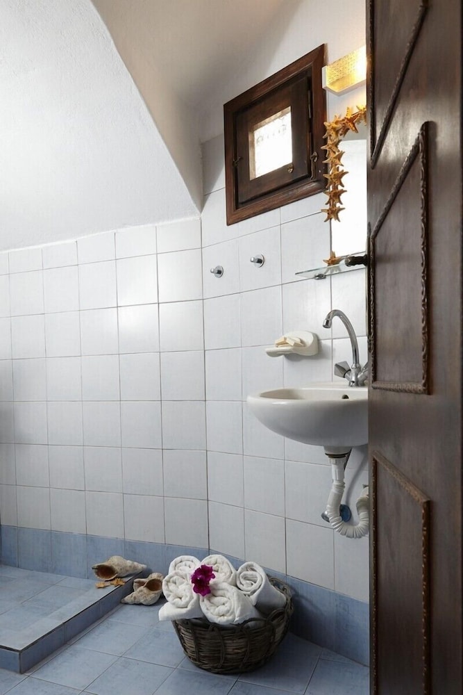 Anna Traditional Apartments — Hotel rooms in Kamari, South Aegean