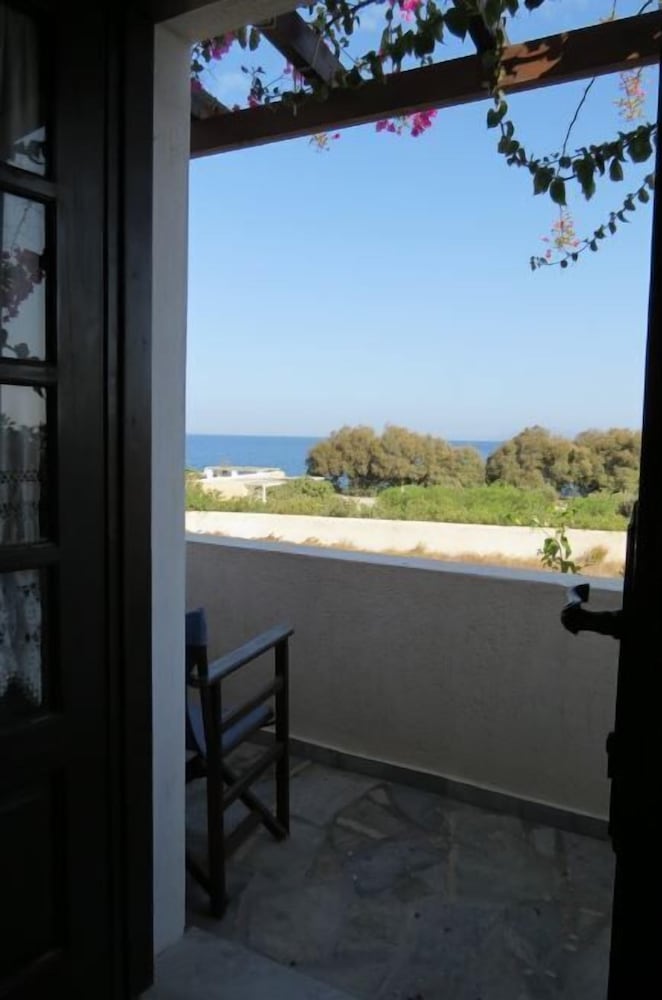 Anna Traditional Apartments — Hotel rooms in Kamari, South Aegean
