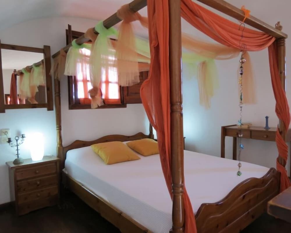 Anna Traditional Apartments — Hotel rooms in Kamari, South Aegean