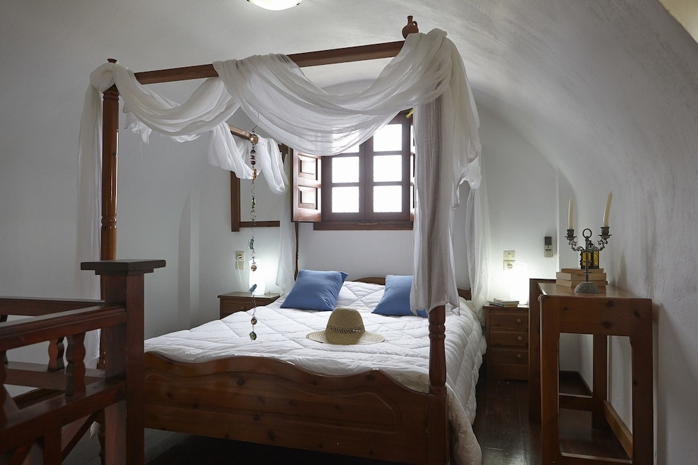 Anna Traditional Apartments — Hotel rooms in Kamari, South Aegean