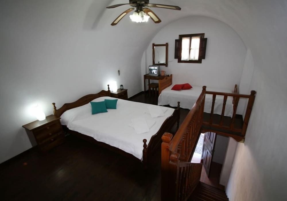 Anna Traditional Apartments — Hotel rooms in Kamari, South Aegean