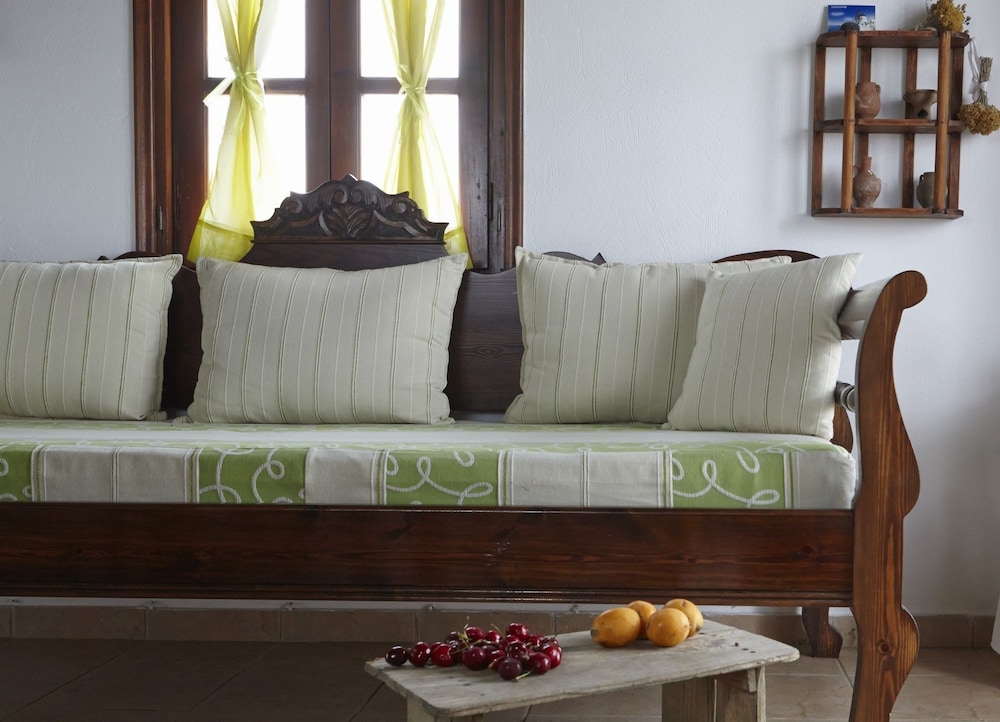 Anna Traditional Apartments — Hotel rooms in Kamari, South Aegean