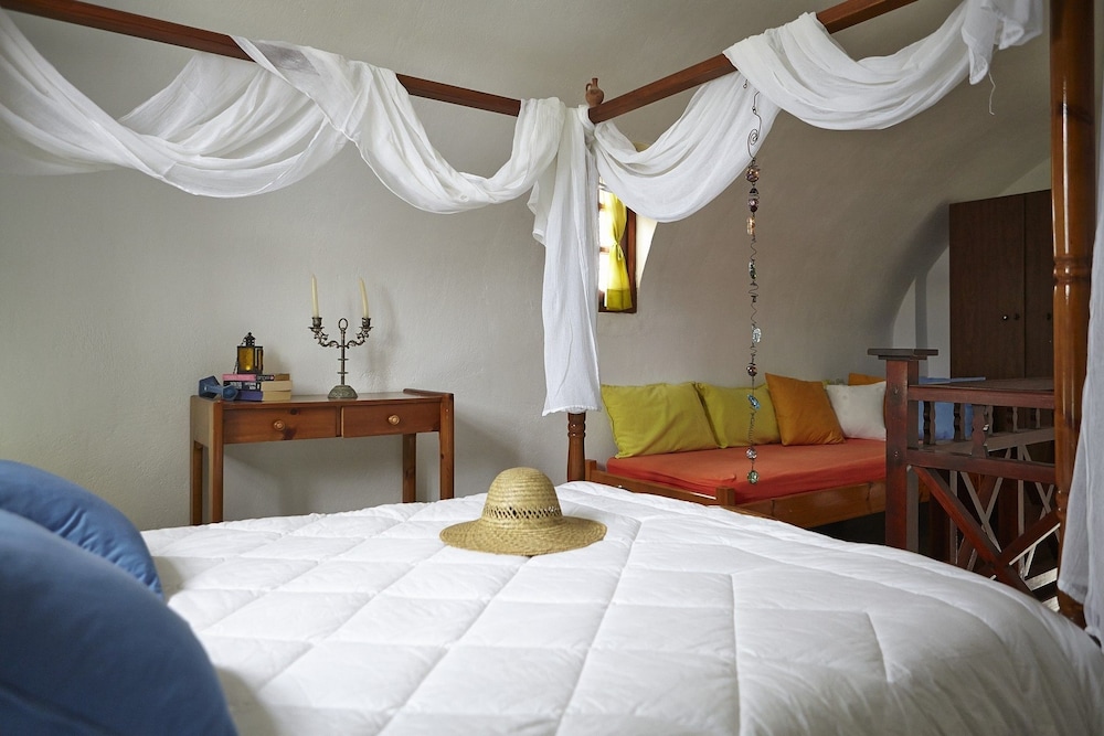 Anna Traditional Apartments — Hotel rooms in Kamari, South Aegean