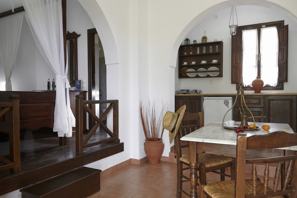 Anna Traditional Apartments — Hotel rooms in Kamari, South Aegean