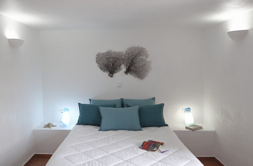 Anna Traditional Apartments — Hotel rooms in Kamari, South Aegean