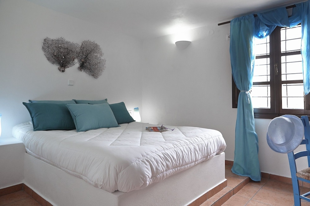 Anna Traditional Apartments — Hotel rooms in Kamari, South Aegean