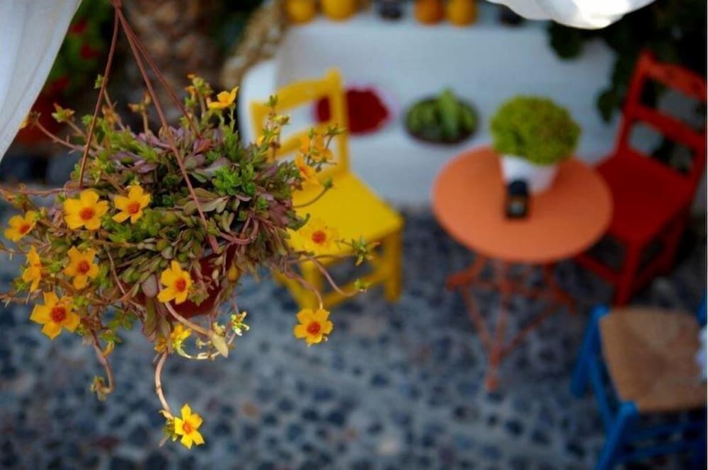 Anna Traditional Apartments — Restaurant & bars in Kamari, South Aegean