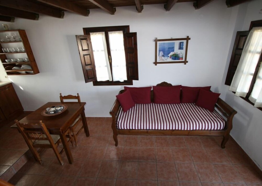 Anna Traditional Apartments — Hotel rooms in Kamari, South Aegean