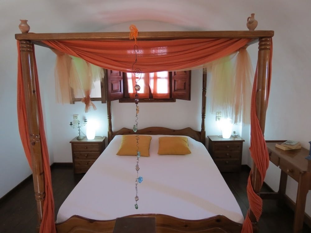 Anna Traditional Apartments — Hotel rooms in Kamari, South Aegean