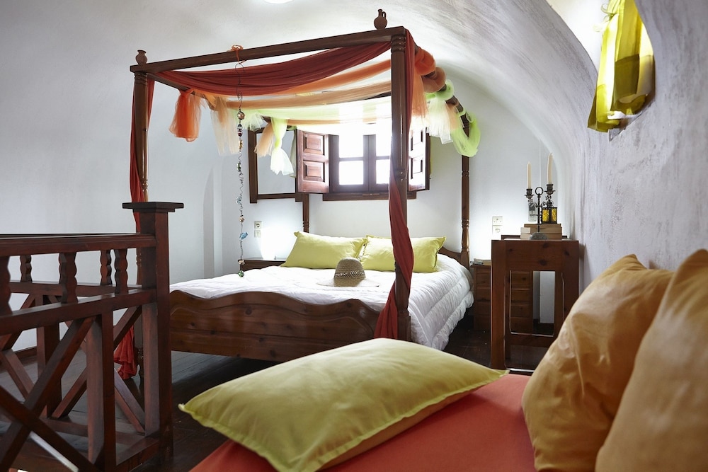 Anna Traditional Apartments — Hotel rooms in Kamari, South Aegean
