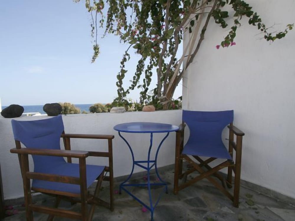 Anna Traditional Apartments — Hotel rooms in Kamari, South Aegean