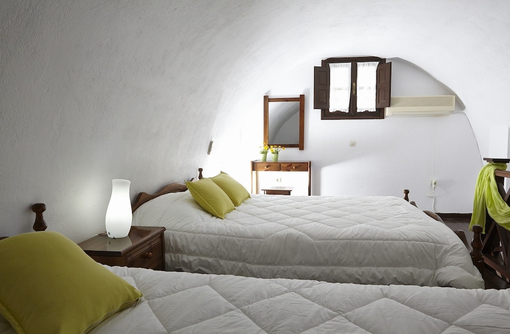Anna Traditional Apartments — Hotel rooms in Kamari, South Aegean