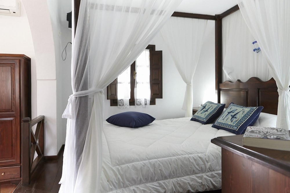 Anna Traditional Apartments — Hotel rooms in Kamari, South Aegean