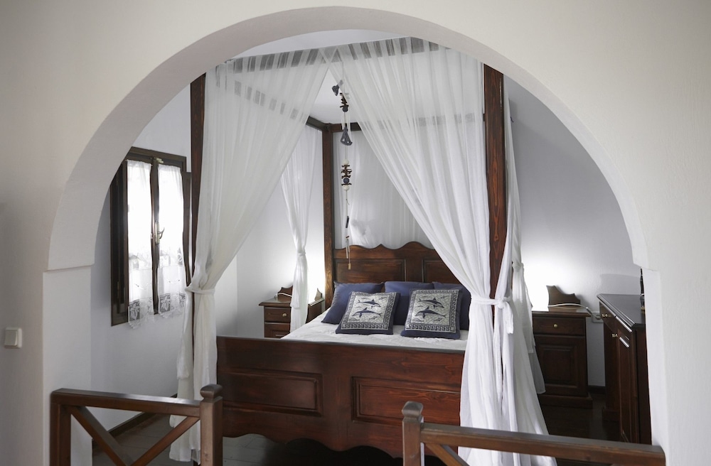 Anna Traditional Apartments — Hotel rooms in Kamari, South Aegean