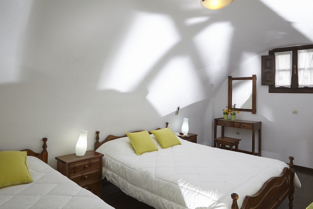 Anna Traditional Apartments — Hotel rooms in Kamari, South Aegean