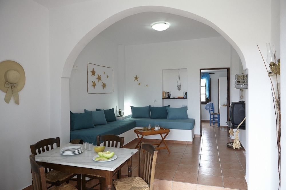 Anna Traditional Apartments — Hotel rooms in Kamari, South Aegean