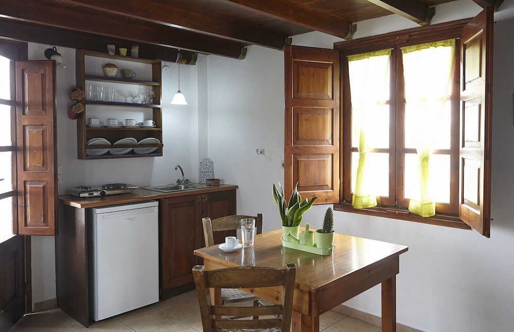 Anna Traditional Apartments — Hotel rooms in Kamari, South Aegean