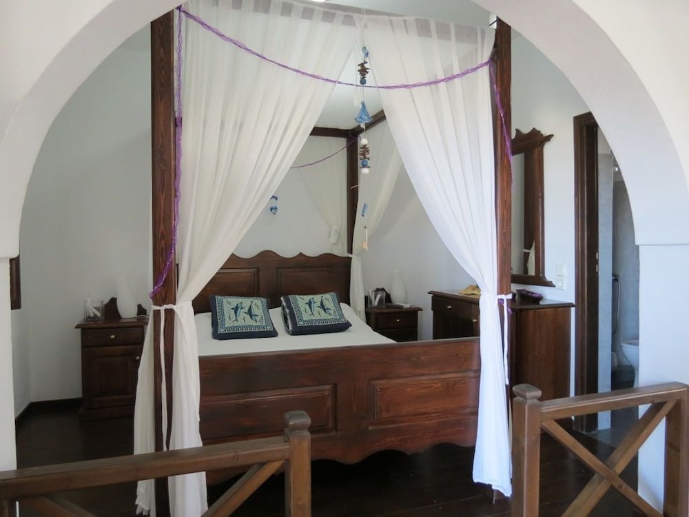 Anna Traditional Apartments — Hotel rooms in Kamari, South Aegean