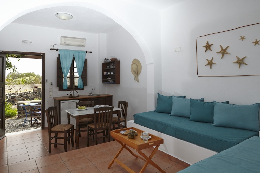 Anna Traditional Apartments — Hotel rooms in Kamari, South Aegean