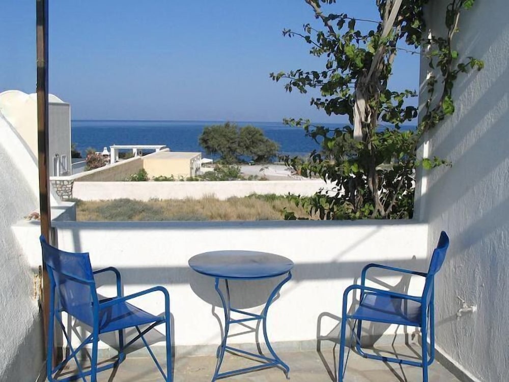 Anna Traditional Apartments — Beach in Kamari, South Aegean