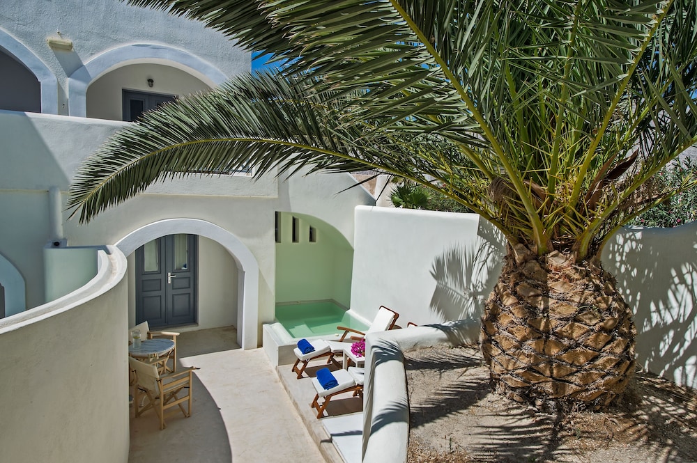 Atlantis Beach Villa — Hotel building in Perissa, South Aegean