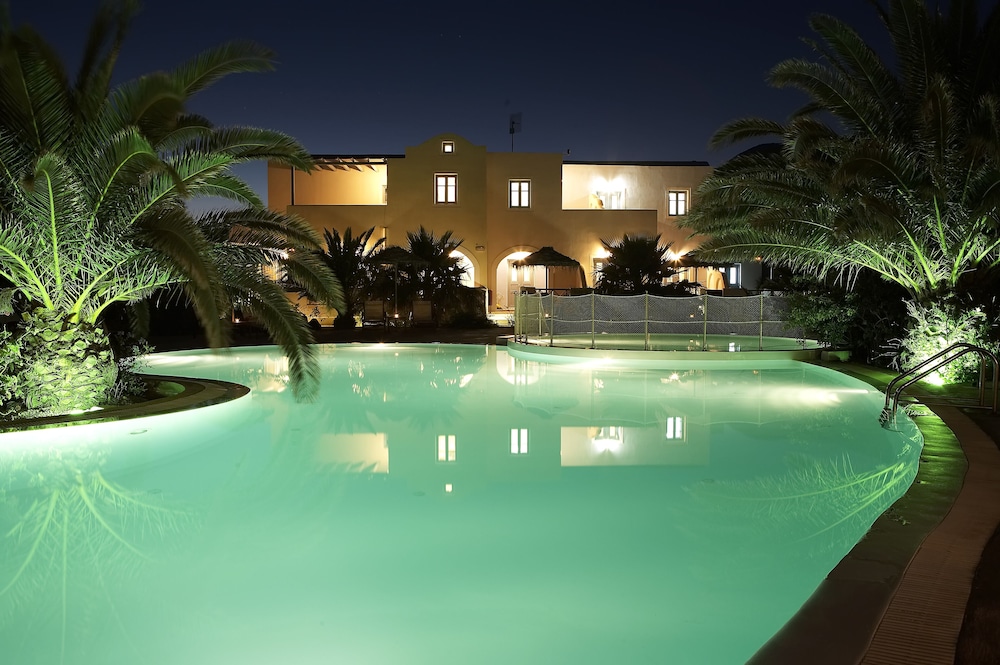 Atlantis Beach Villa — Swimming pool in Perissa, South Aegean