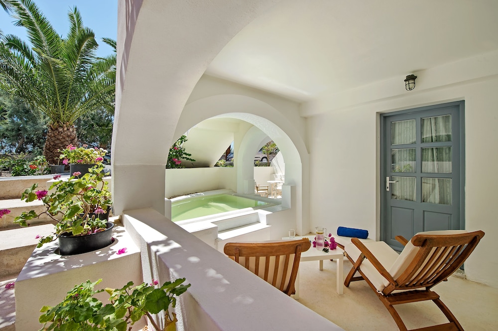 Atlantis Beach Villa — Hotel rooms in Perissa, South Aegean