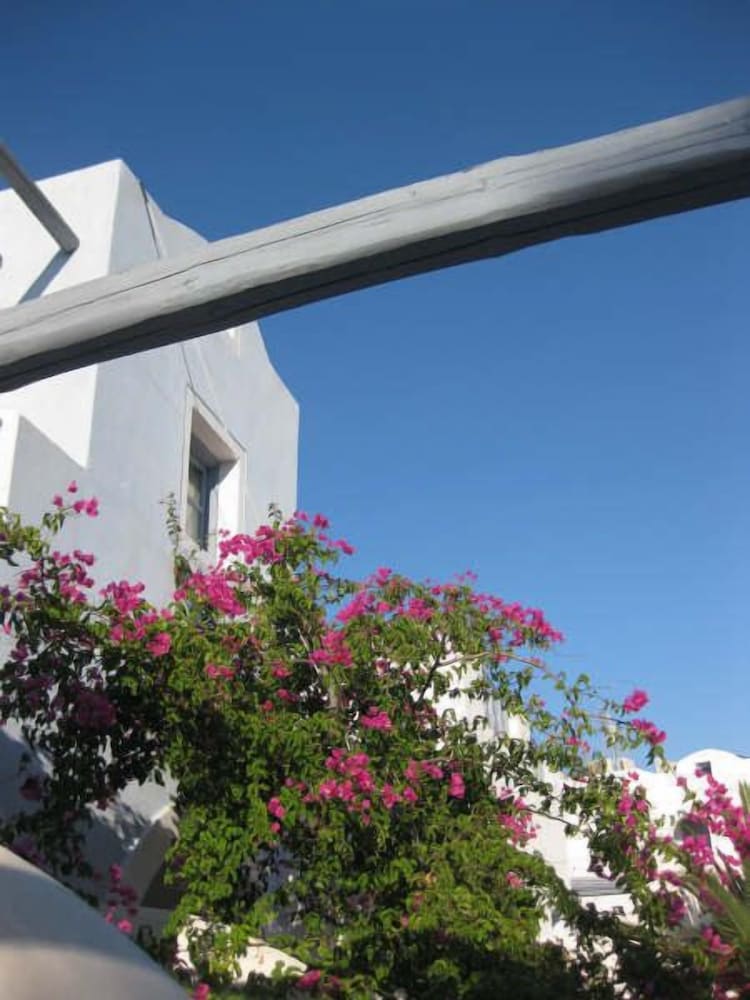 Atlantis Beach Villa — Hotel building in Perissa, South Aegean